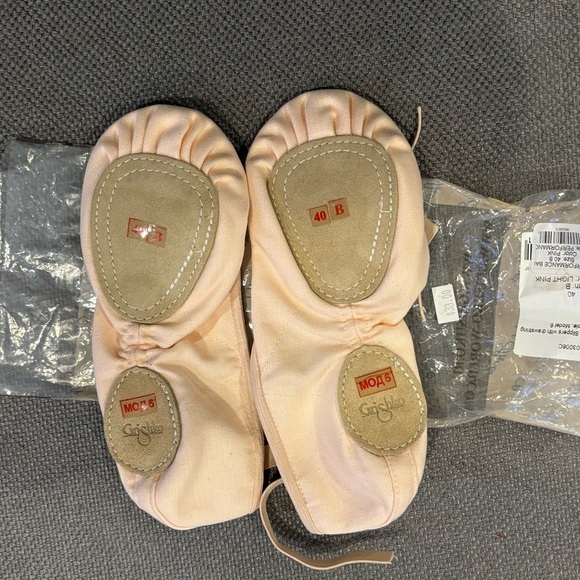 GRISHKO Performance Ballet canvas soft split sole ballet shoe. Color: Pink. 40B - Picture 2 of 4